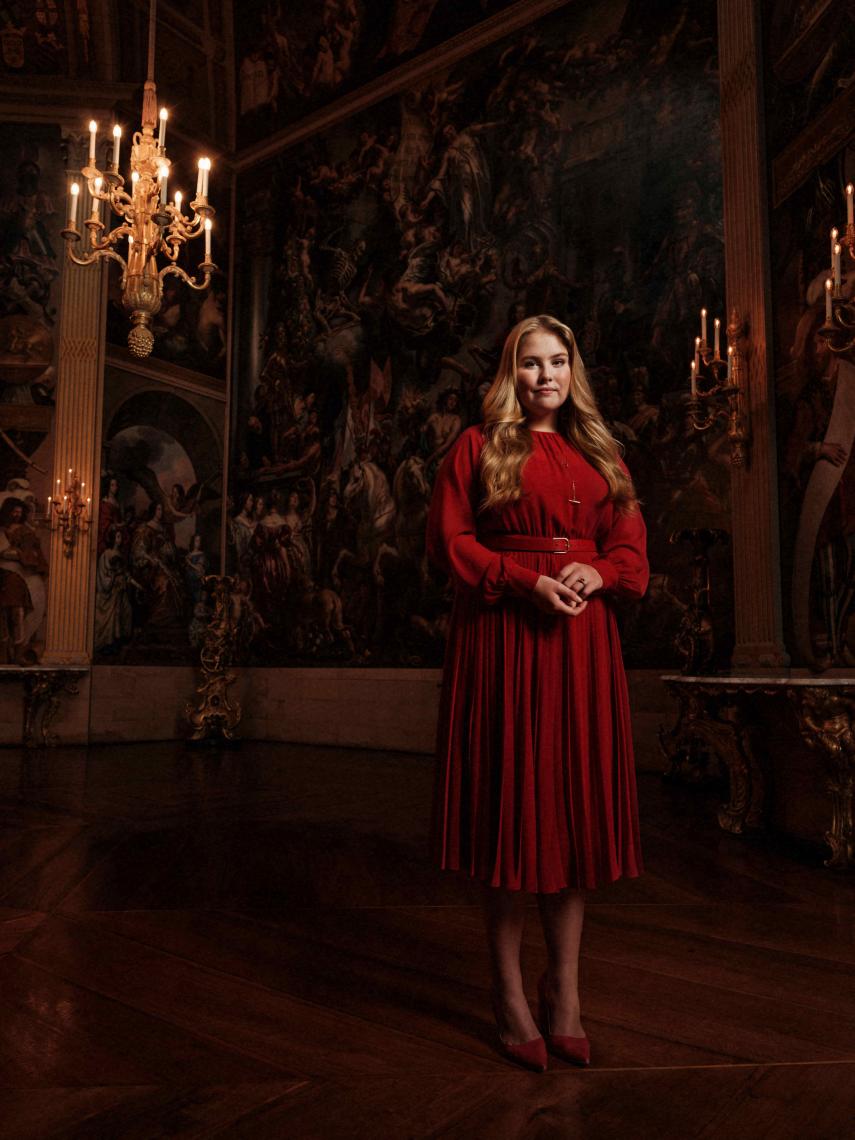 Uno de los posados de la princesa Amalia de Holanda por su 18 cumpleaños.