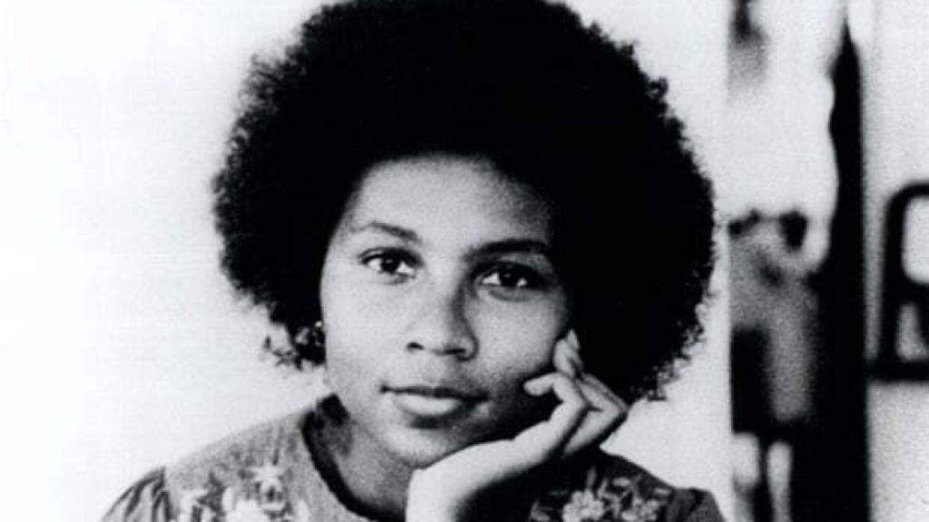 La activista feminista Gloria Jean Watkins, más conocida como bell hooks.