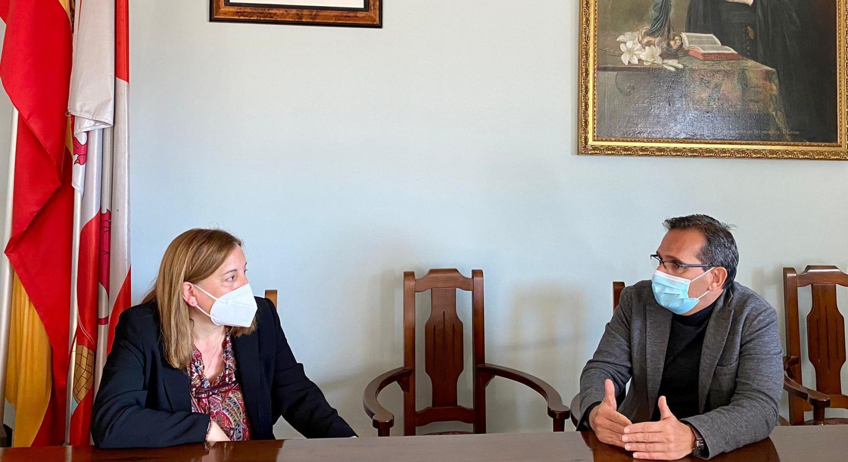 La alcaldesa de Torrelobatón, Natividad Casares y Augusto Cobos durante la reunión