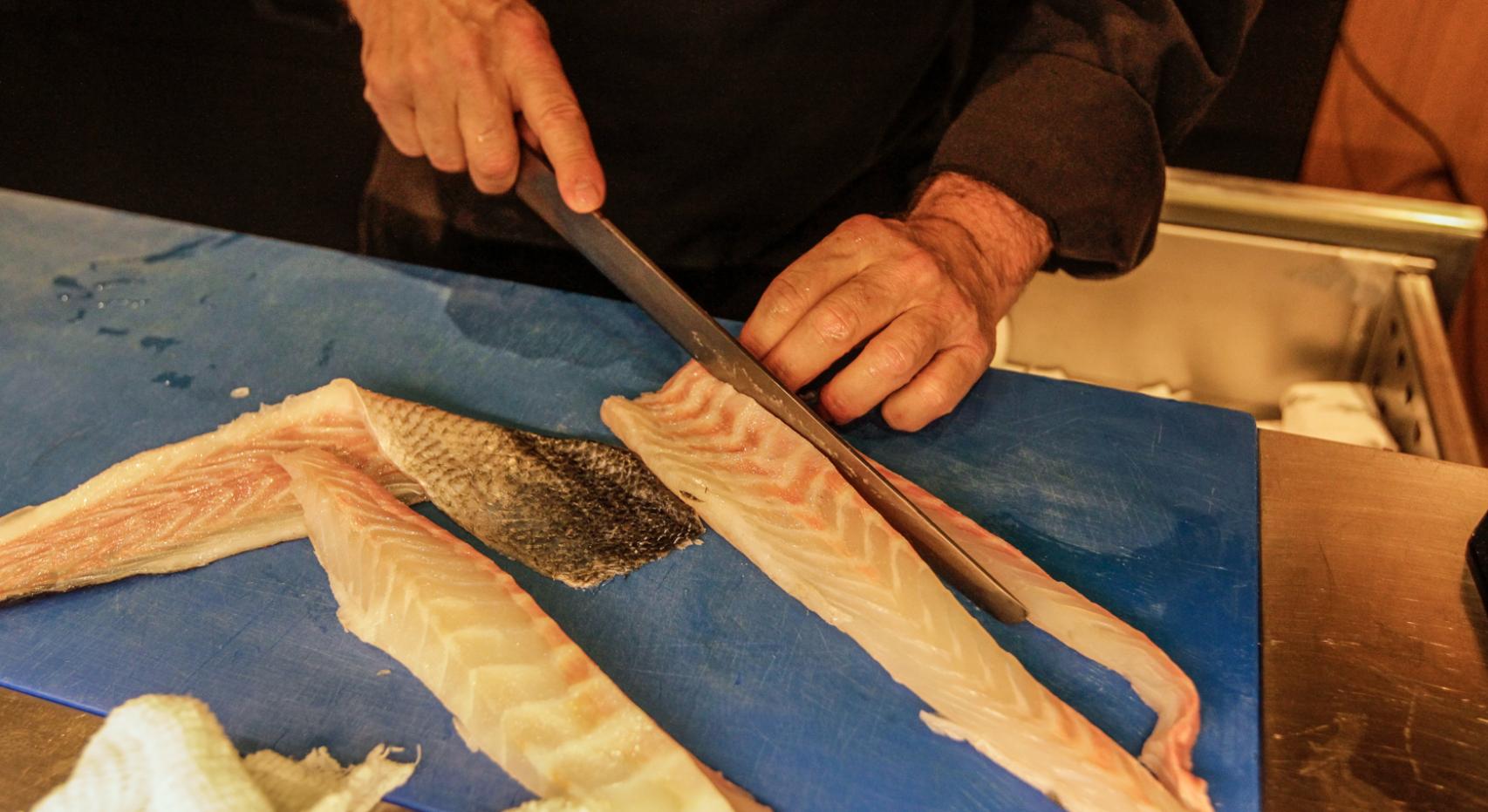 El chef Ricardo Sanz, preparando sushi.