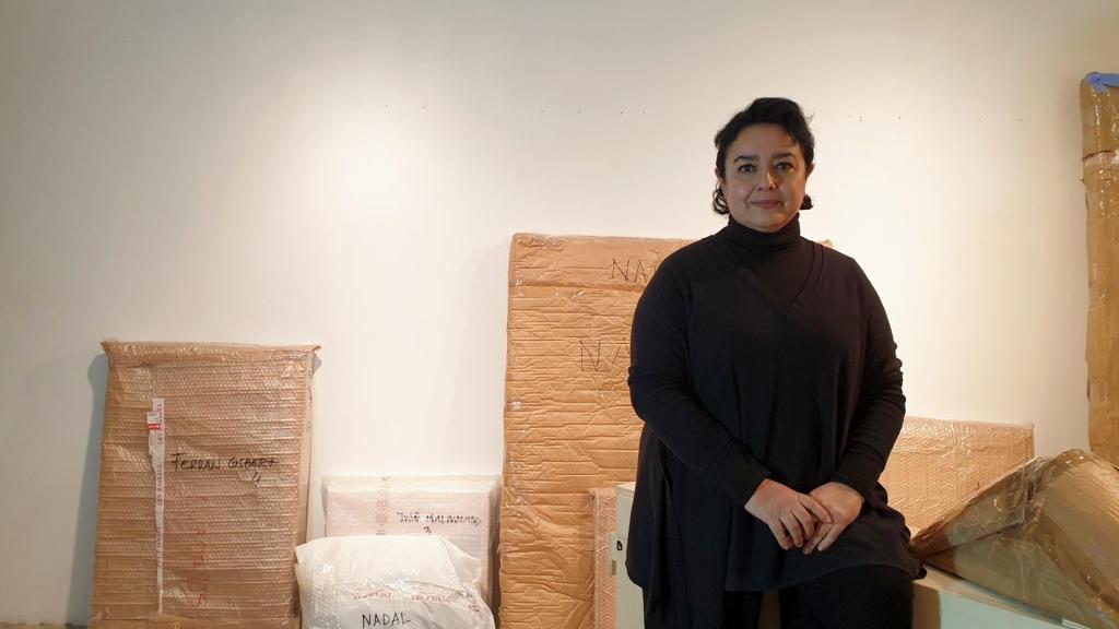 La galerista Begoña Deltell celebra las dos décadas de Aural en Alicante.