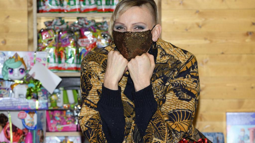 Charlène de Mónaco en la entrega de regalos de Navidad en diciembre de 2020.