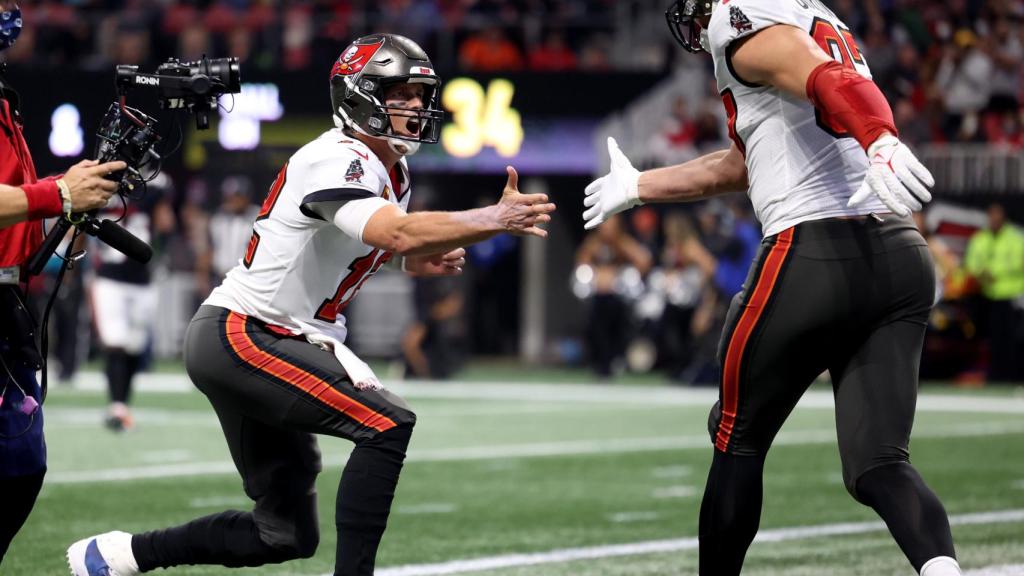 Tom Brady y Rob Gronkowski celebran un touchdown de los Tampa Bay Buccaneers en la NFL 2021/2022