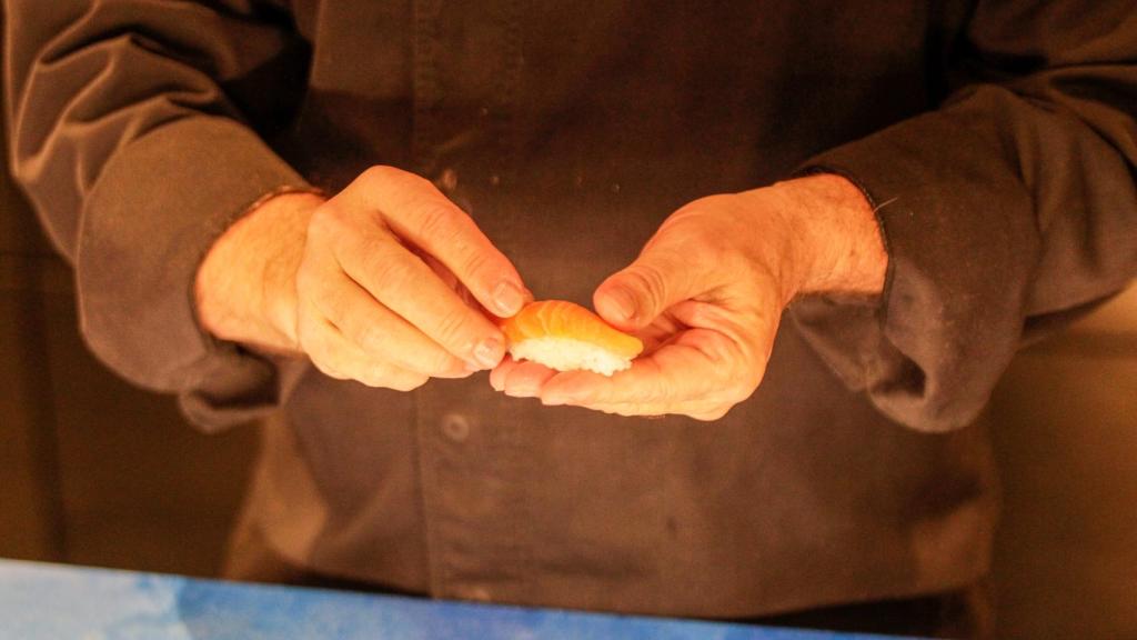 El chef Ricardo Sanz, preparando una pieza de sushi.