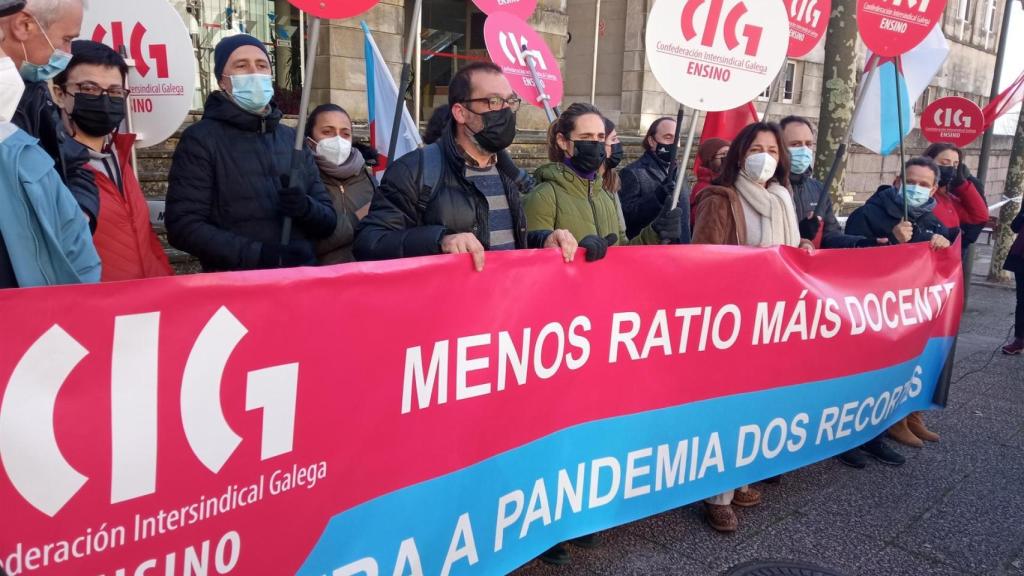 Concentración de CIG-Ensino ante la EGAP en Santiago, coincidiendo con la mesa sectorial de Educación.