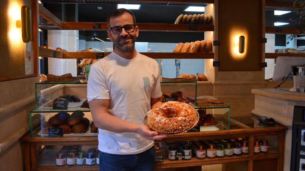 El panadero Antonio García, junto a su condecorado roscón de Reyes, en el interior de Panem.