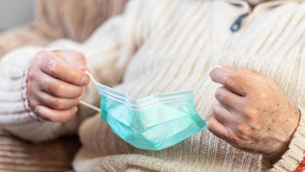 anciano mascarilla pandemia covid coronavirus
