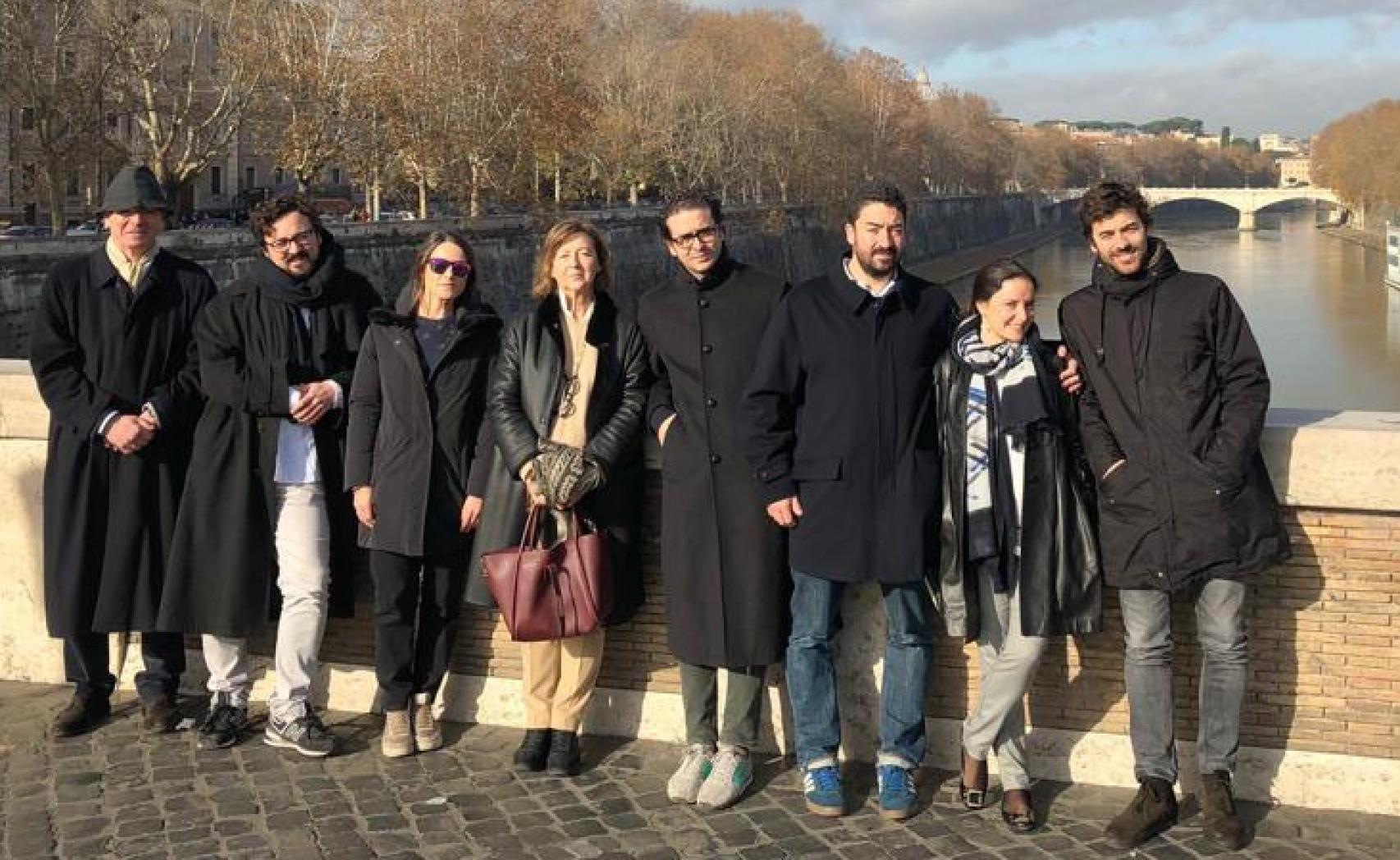La familia Ruiz-Gallardón al completo: Alberto y Mar, sus cuatro hijos y sus dos nueras, en Roma.