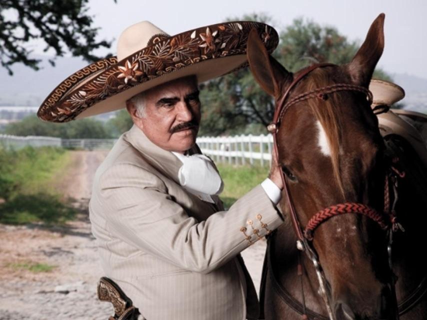 Vicente Fernández era un charro de los de antes, siempre con su caballo y su pistola.