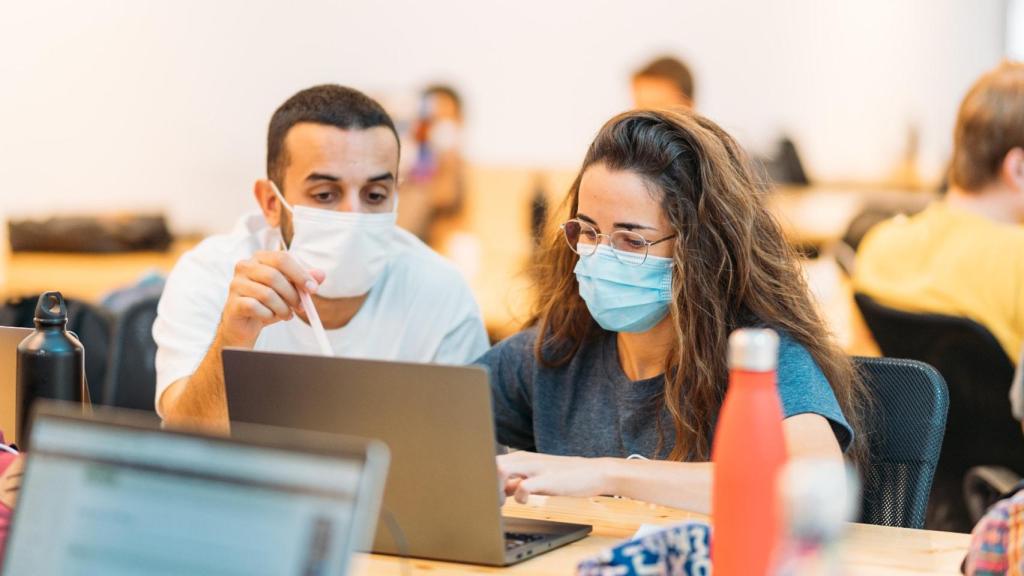 Laura de Cos, una de las programadoras entrevistadas, en un aula de Ironhack.