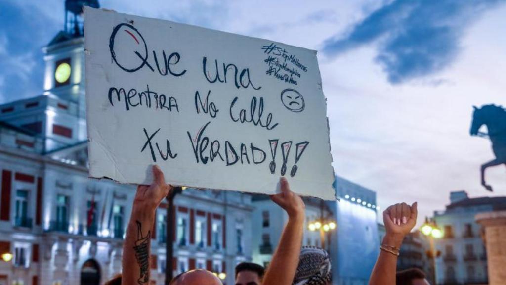 Uno de los carteles de la manifestación contra las agresiones a personas LGTB.