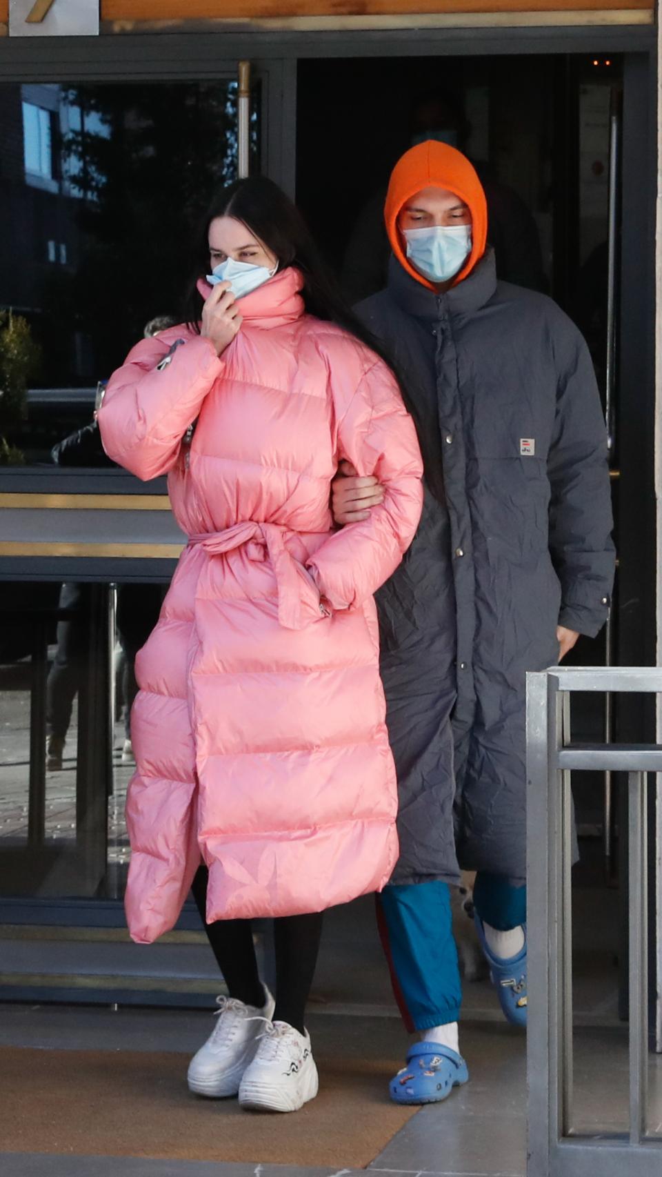 La hija de Verónica, María Forqué, saliendo de su domicilio junto a su pareja.