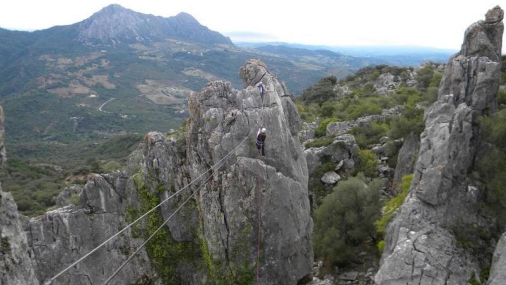 La diversión no está reñida con la seguridad en las ferratas.