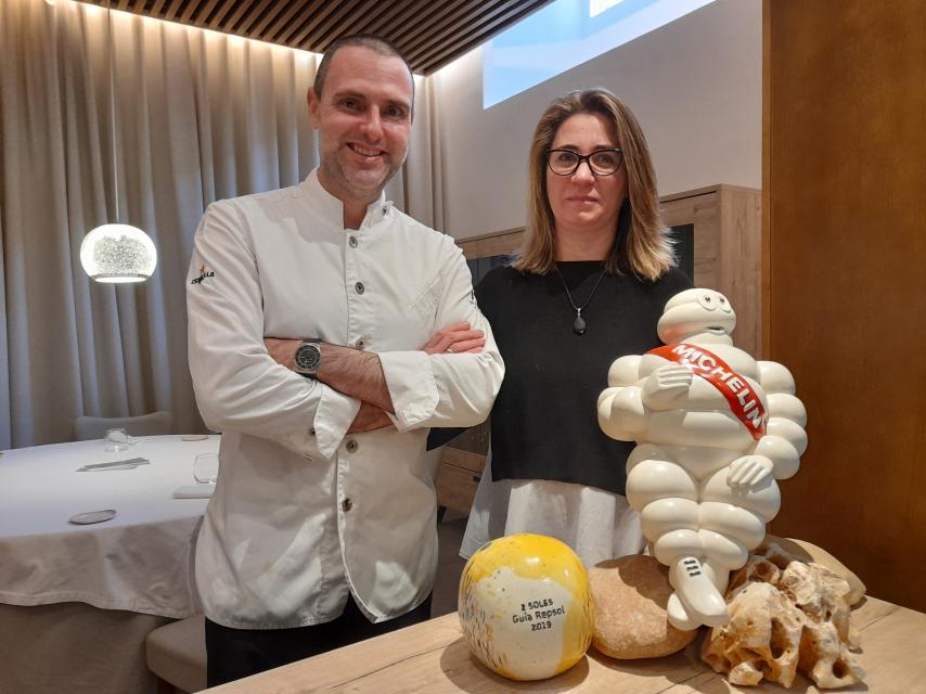 Los dueños de Maralba posan con una figura de Michelín.