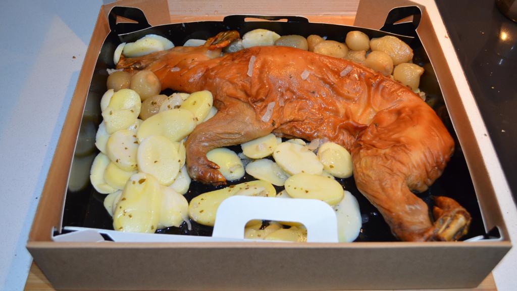 Vista del cochinillo asado de Mercadona antes del golpe de horno final.