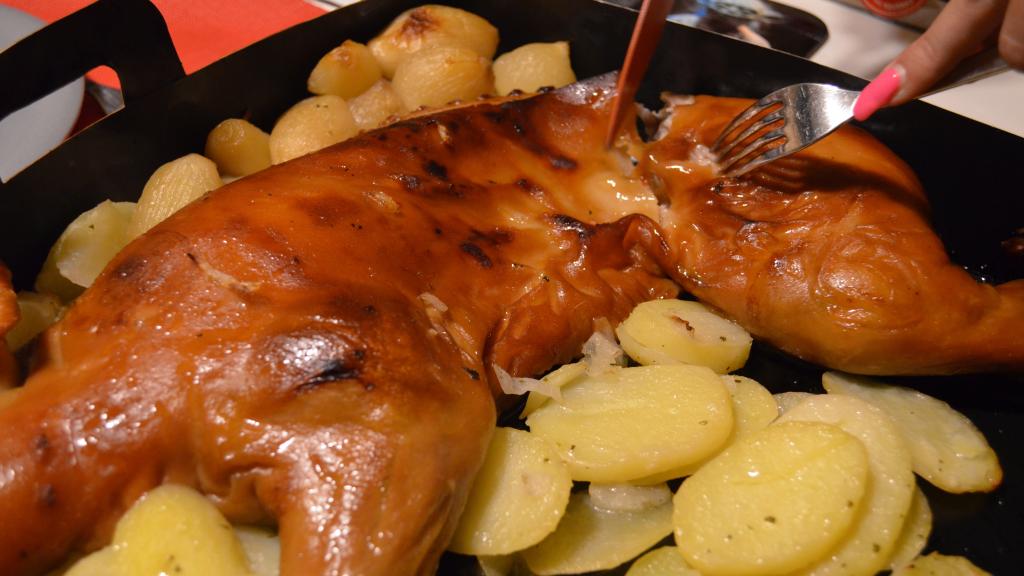 Vista del cochinillo asado de Mercadona después de ser horneado.