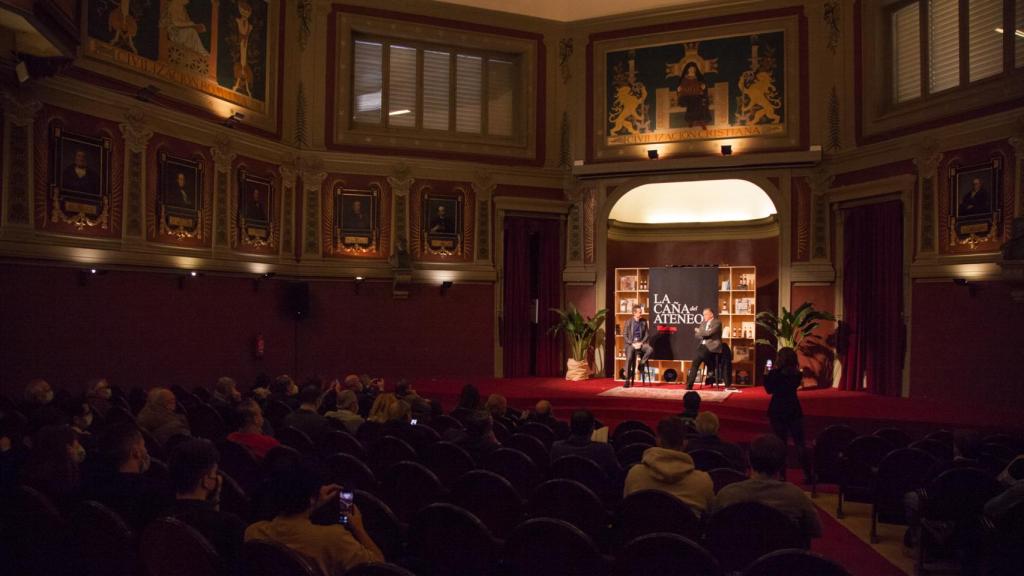 Vista del salón del Ateneo durante la presentación del libro.