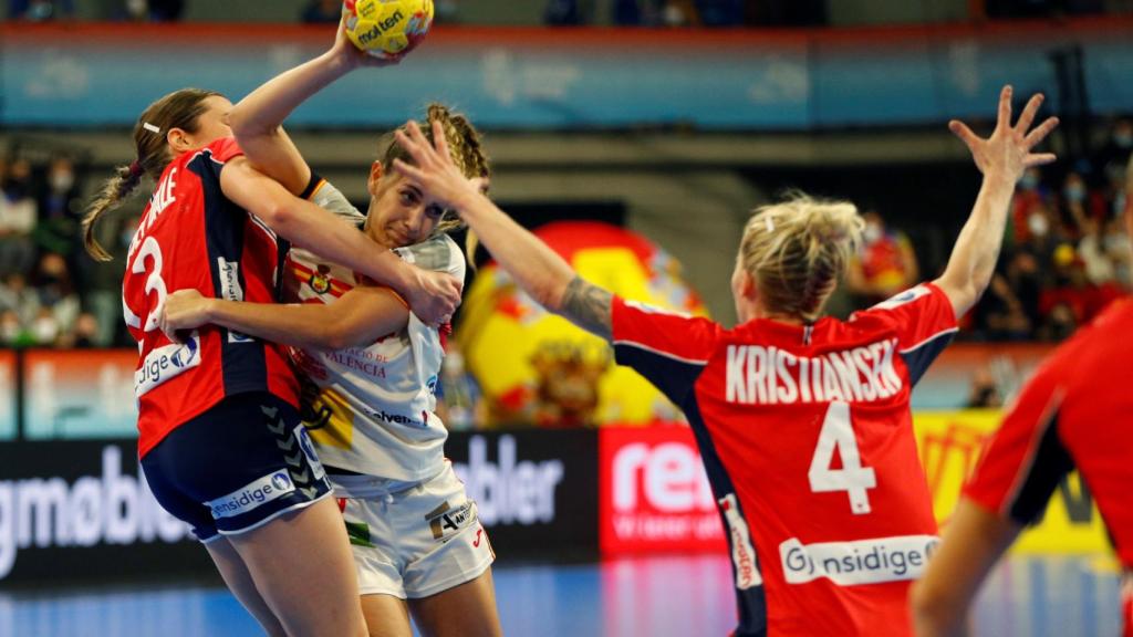 Una jugadora española trata de lanzar a portería durante el partido de las semifinales del Mundial de balonmano femenino.