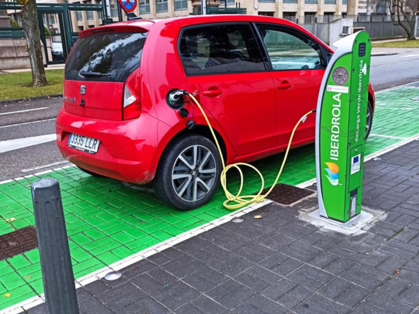 Un automóvil eléctrico recarga su batería en una calle de Valladolid.