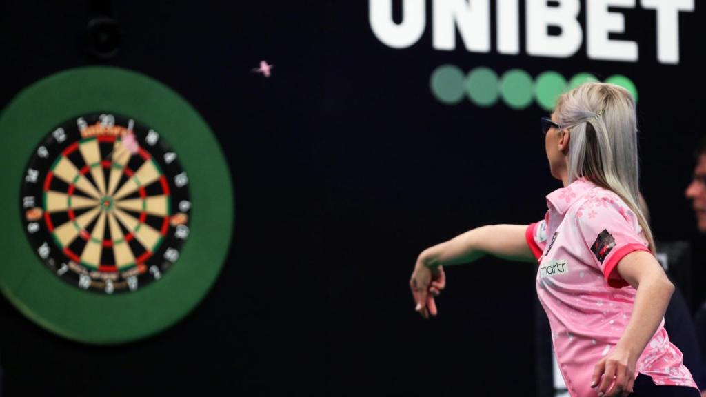 Fallon Sherrock, tirando un dardo.