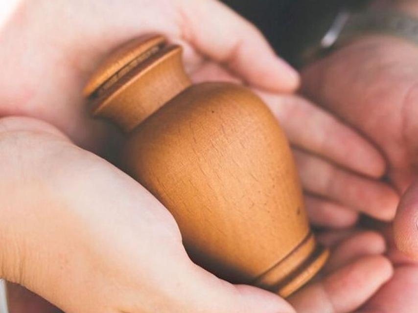 Una pequeña urna funeraria de una imagen tomada por Norma Grau.