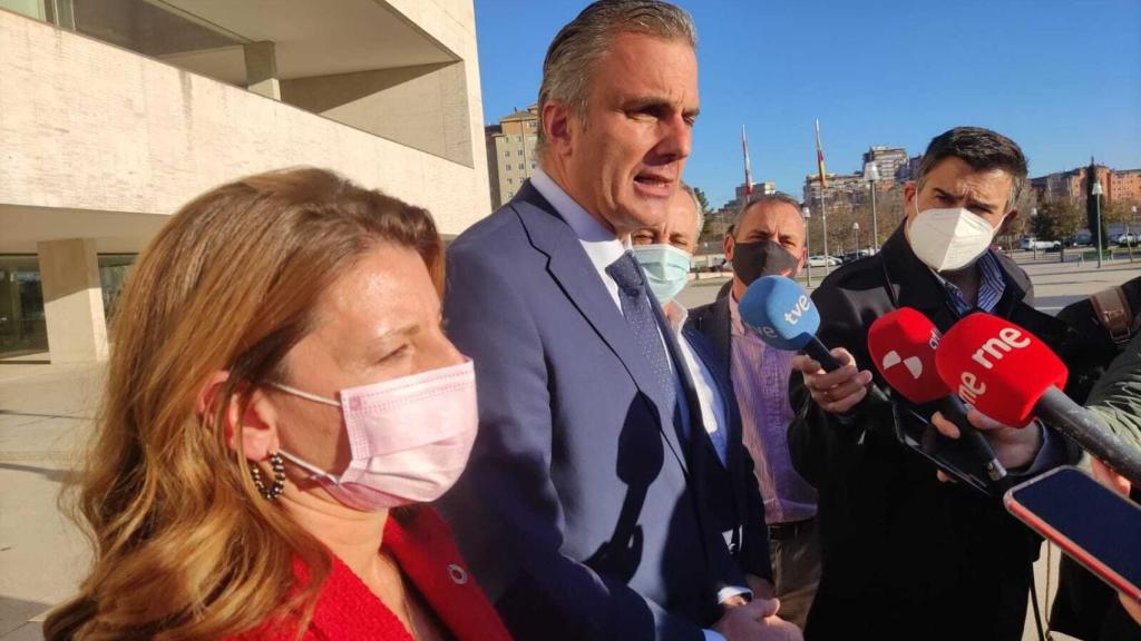 Ortega Smith junto a la procuradora Fátima Pinacho en las Cortes de Castilla y León