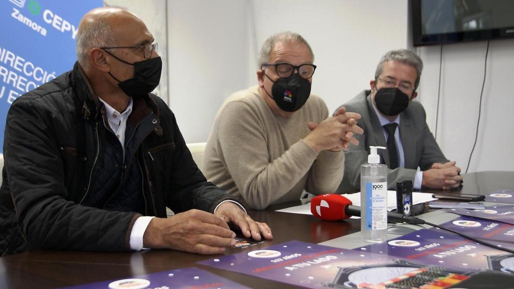 El concejal de Comercio, Christoph Strieder, el presidente de AZIMA, Bernardino de Pablos, y el secretario de AZECO, Ángel Hernández