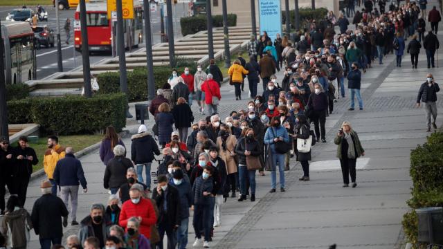 Colas en un centro de vacunación en Barcelona.