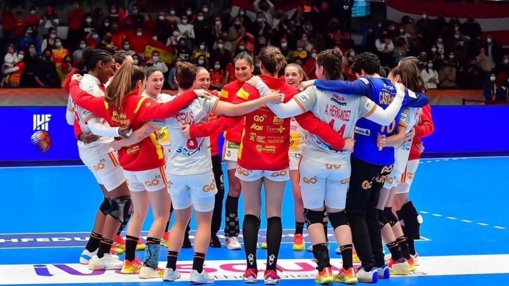Las jugadoras de la selección española de balonmano celebran el pase a las semifinales del Mundial.