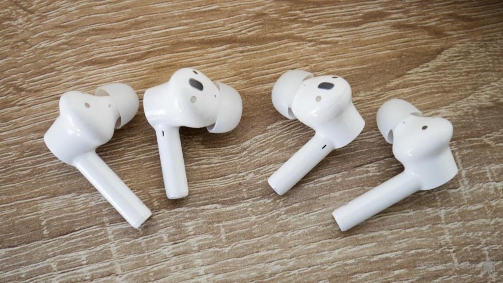 OnePlus Buds Z2 en el interior y OnePlus Buds Z en el exterior