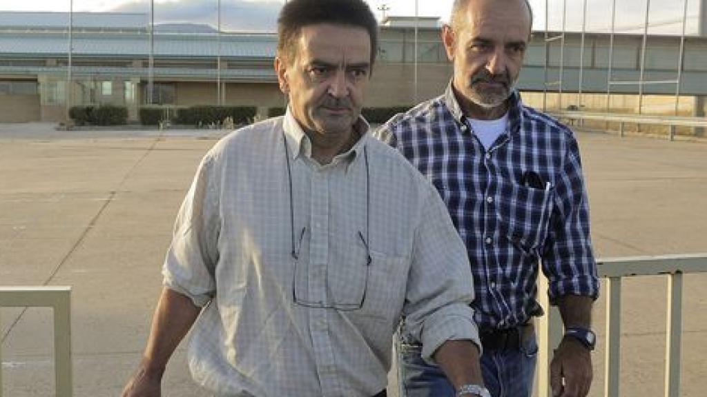 El exdirigente de ETA Ignacio Gracia Arregi, 'Iñaki de Rentería', a su salida de la cárcel de Soto del Real.