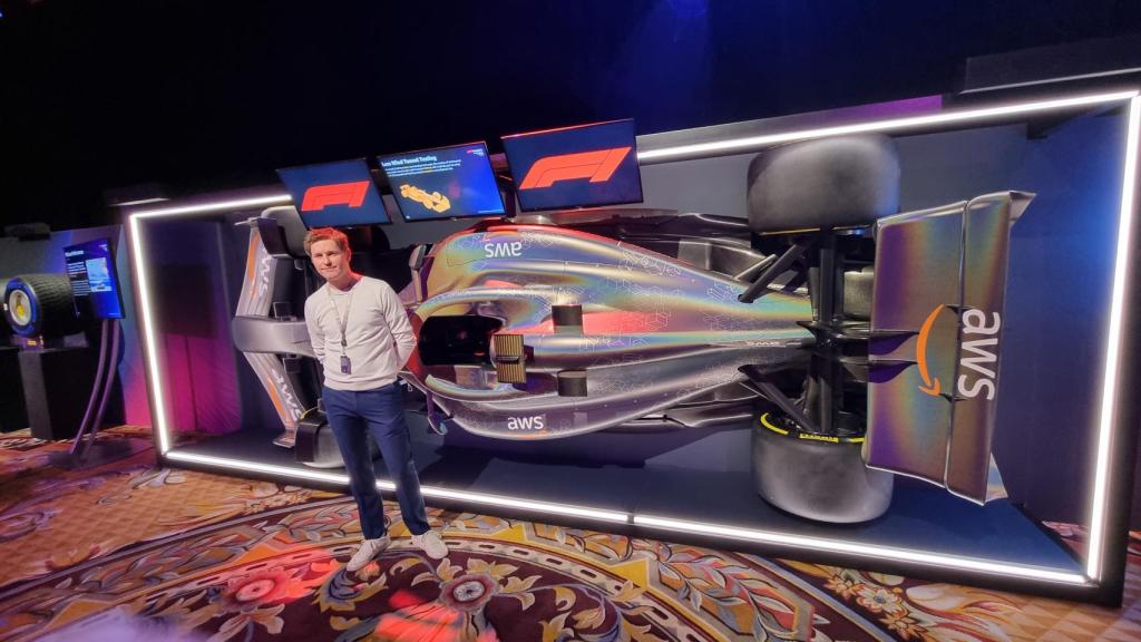 Rob Smedley, director de sistemas de datos de la F1, frente al nuevo monoplaza de 2022. Foto: Julio Miravalls.