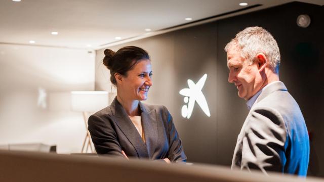 Dos empleados de CaixaBank.