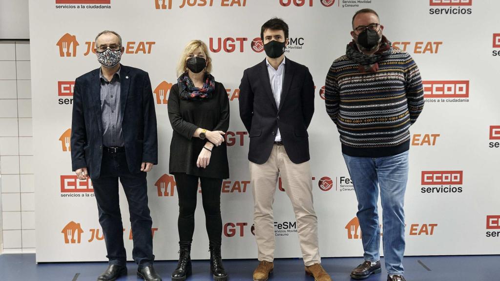 Chema Martínez (CCOO), Juana Olmeda (CCOO), Patrik Bergareche (Just Eat) y Álvaro Vicioso (UGT)
