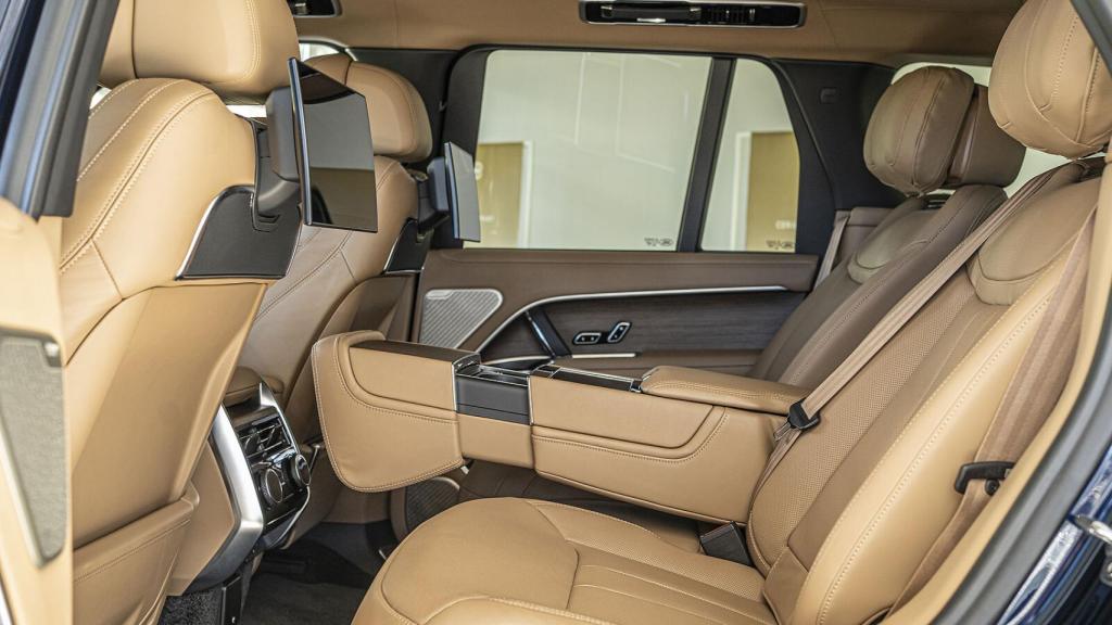 Los asientos traseros cuentan con pantalla táctil de 8 pulgadas.