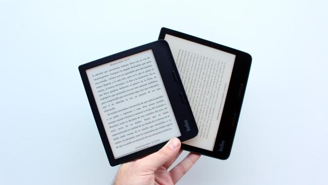 Los libros electrónicos  Kobo Libra 2 (izquierda) y Kobo Sage (derecha).