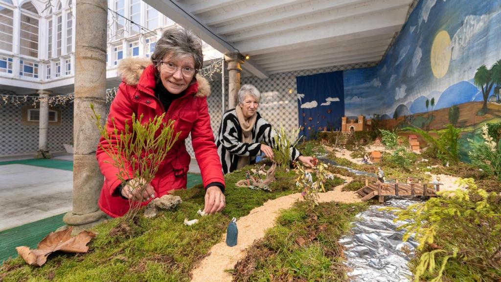 Marián y Marina ultiman detalles del Belén.