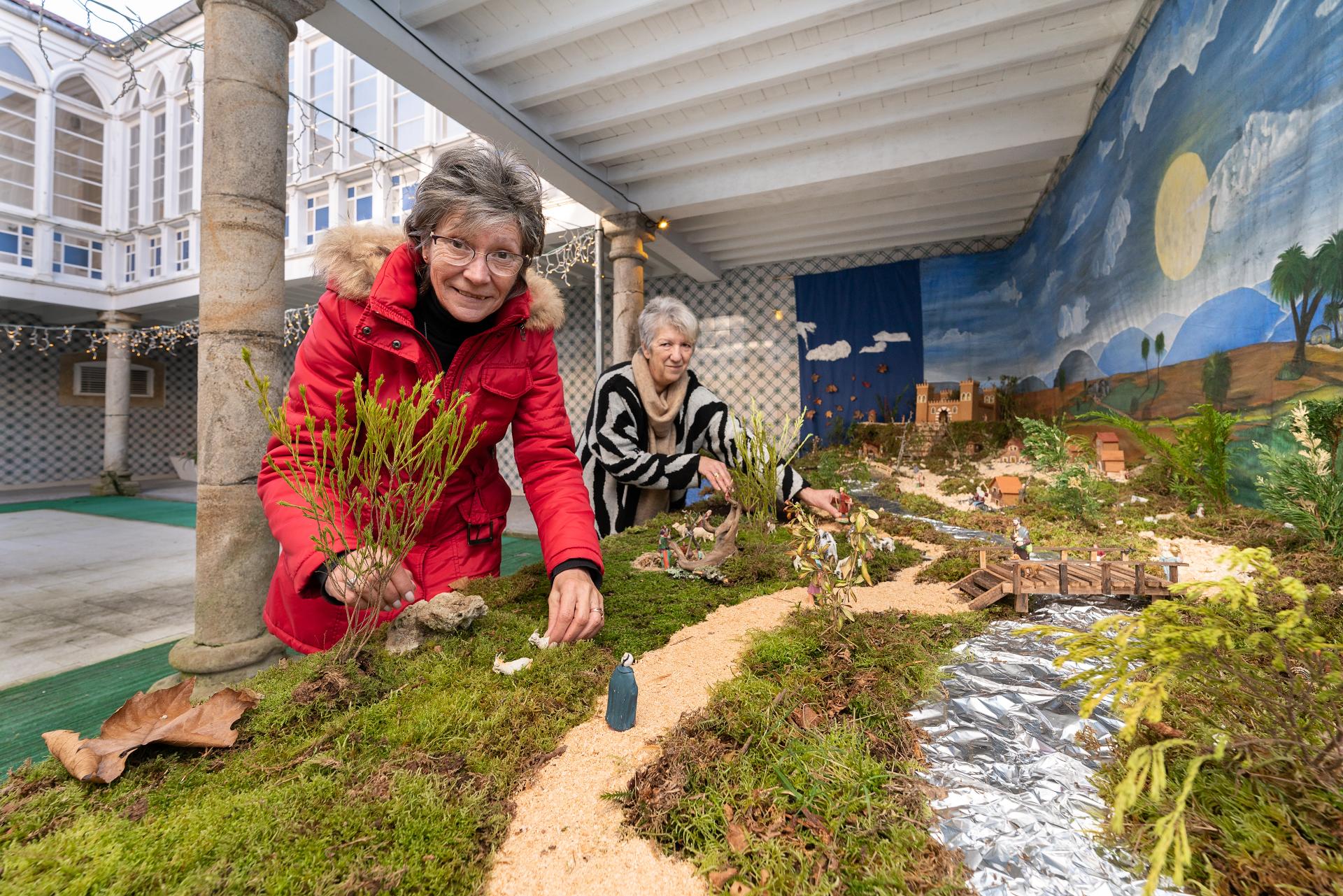 Marián y Marina ultiman los detalles del Belén. Foto: César Galdo.