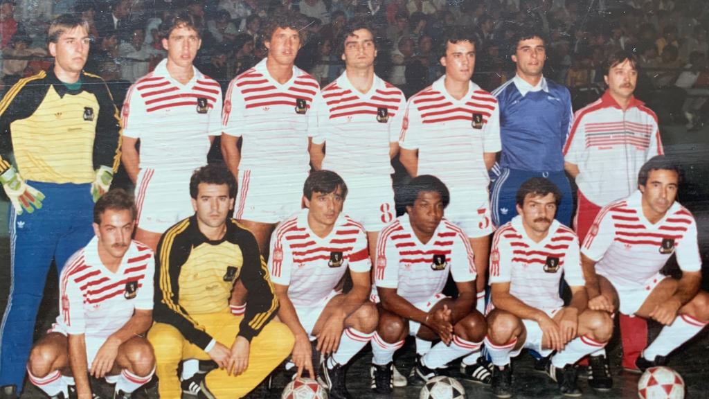 El equipo Discoteca Chaston, con Denis abajo en el centro.