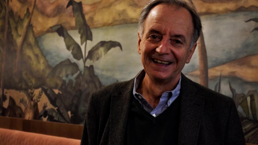 El autor de 'Sur' sonríe a cámara.