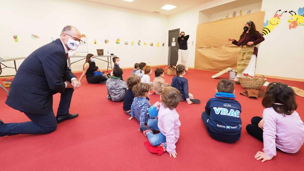 Luis Fuentes, presidente de las Cortes de Castilla y León, rodeado de niños