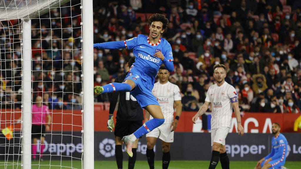 Joao Félix patea el palo fruto de la desesperación