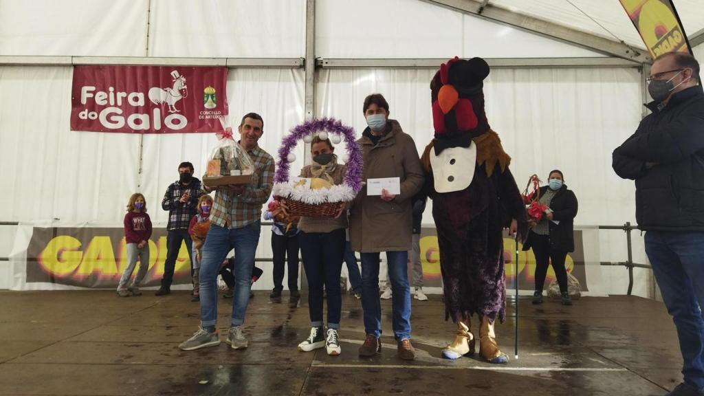 Los ganadores de la Feira do Galo de Arteixo con el actor Luis Zahera en una edición anterior.