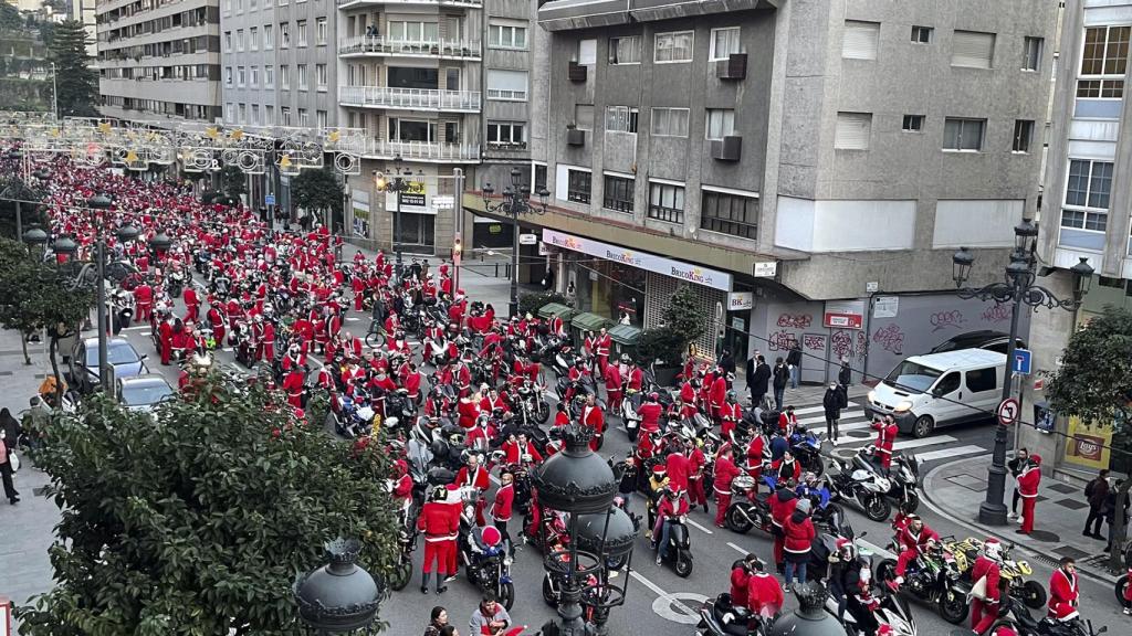 La Papanoelada motera durante a su paso por García Barbón.