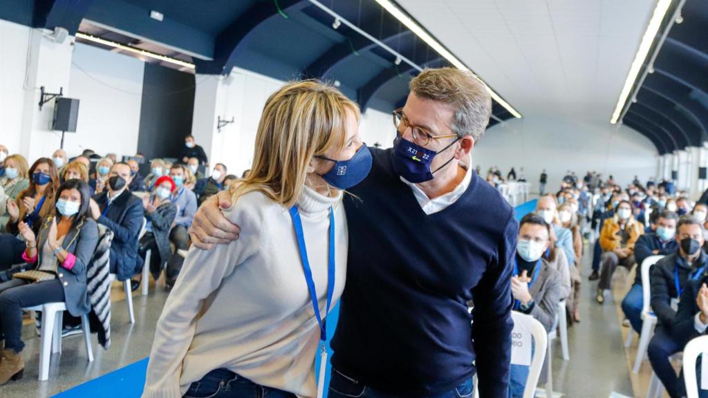 La presidenta electa del PP de Vigo, Marta Fernández-Tapias, junto al presidente de la Xunta y el PPdeG, Alberto Núñez Feijóo.