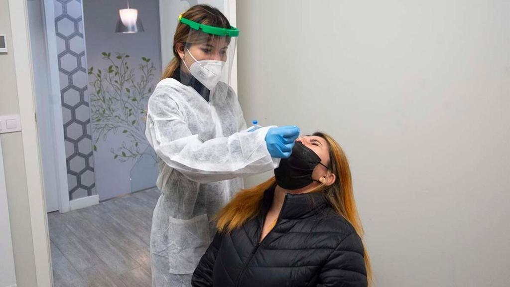 Una trabajadora sanitaria realiza un test de antígenos.