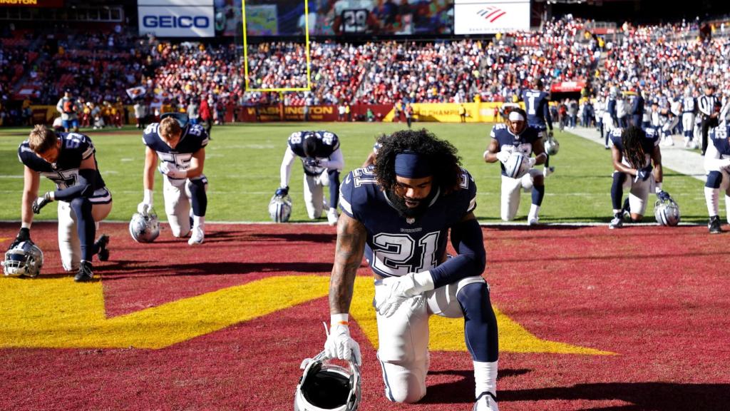 Los jugadores de los Dallas Cowboys, arrodillados en el FedExField, el estadio del Washington Football Team.