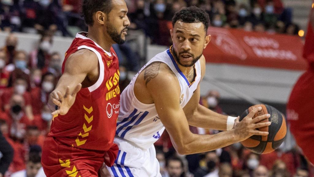 Nigel Williams-Goss, frente a Sadiel Rojas durante el UCAM Murcia - Real Madrid.