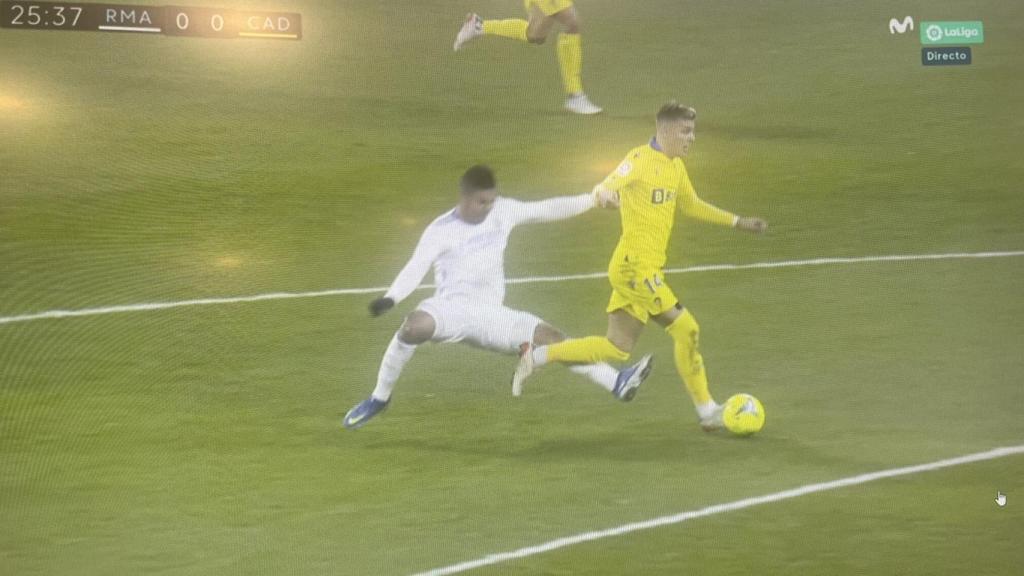 La entrada de Casemiro a Iván Alejo.