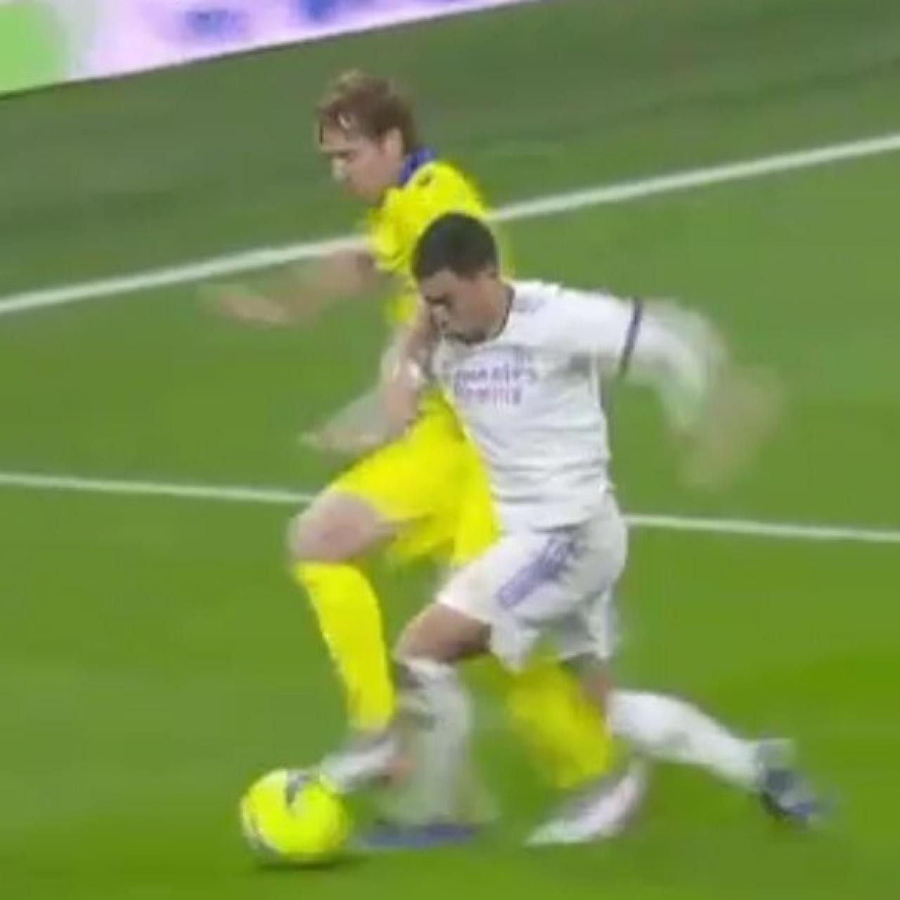 El penalti de Alex Fernández a Eden Hazard durante el Real Madrid - Cádiz CF.